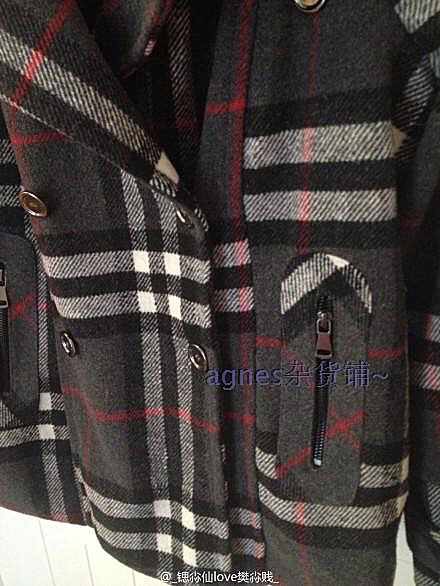 เสื้อกันหนาวสักหลาดผสมวู ลายตาราง classic burberry สีเทา brandname NYC DOLLHOUSE แต่งกระดุมสองแถบ ติดหมวกฮูท ติดเฟอร์ (หมวกมีกระดุมถอดใส่ได้คะ)สวย หรูคะ Size S