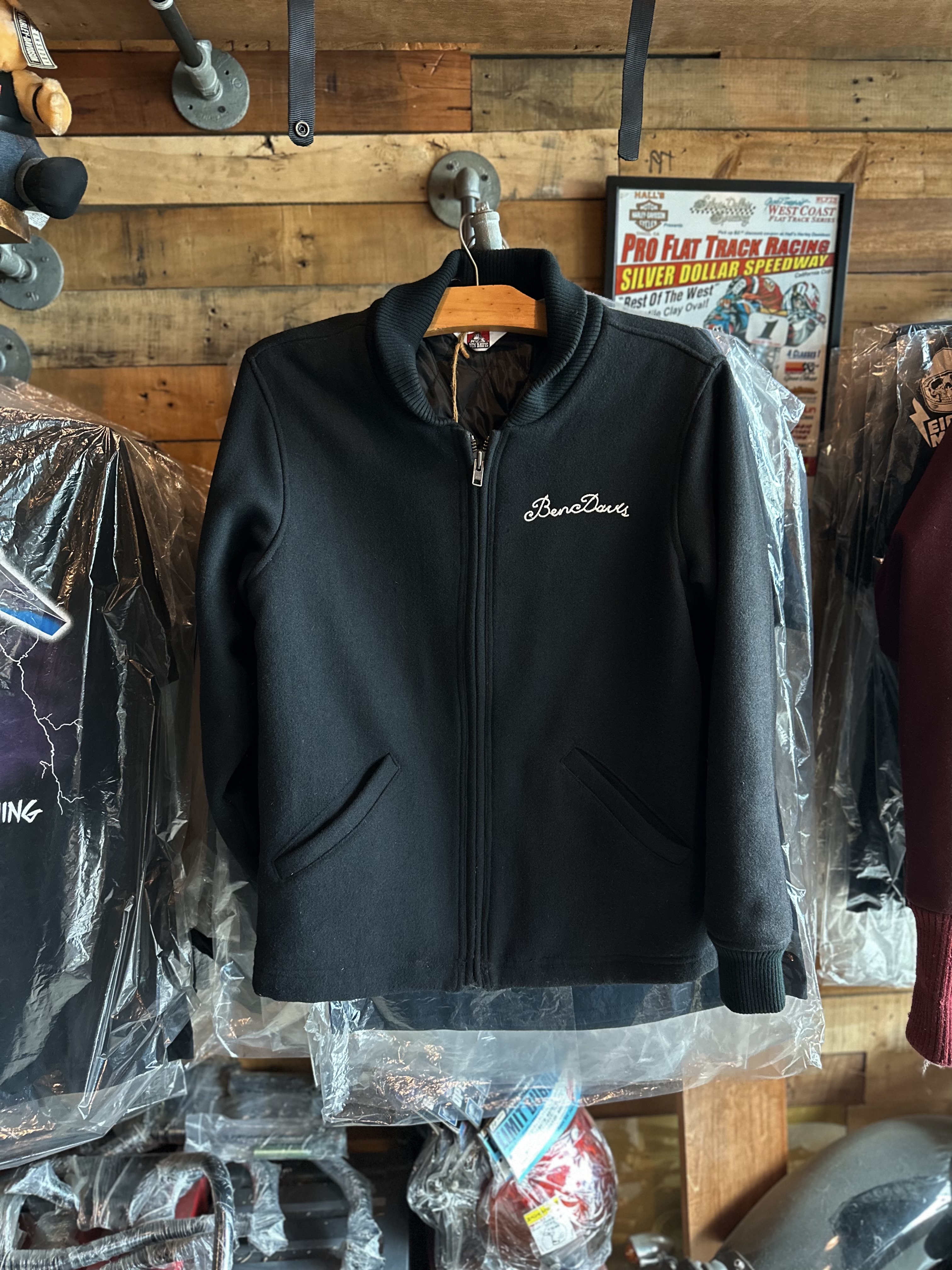 Ben davis เสื้อนอก เสื้อแจ็คเก็ต ผู้ชาย แบรนด์ Ben davis แท้ สีดำ เนื้อสักหลาด กันหนาว งานแท้ สวย เท่ห์ มาก คะ Size L/XL/XXL สำเนา สำเนา สำเนา ดำ