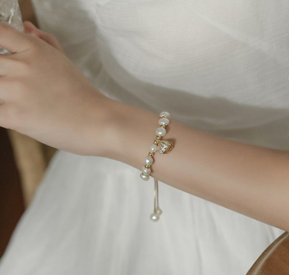 สร้อยข้อมือ ร้อยไข่มุกแท้ อัญมณี ที่งดงาม สร้อยข้อมือไข่มุก พร้อม จี้ห้อย ฝังเพชร CZ AAA 406439