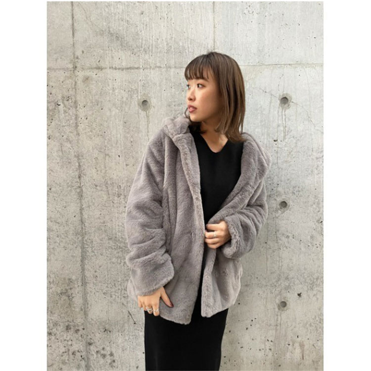 เสื้อโค้ทเฟอร์ โค้ทขนสัตว์เทียม แบรนด์ AZUL by moussy สีเทา ขนนุ่ม งานสวย พรีเมี่ยมมากเลยคะ งานช็อปแท้100% คะ SIe S/M/L สำเนา สำเนา น้ำตาล