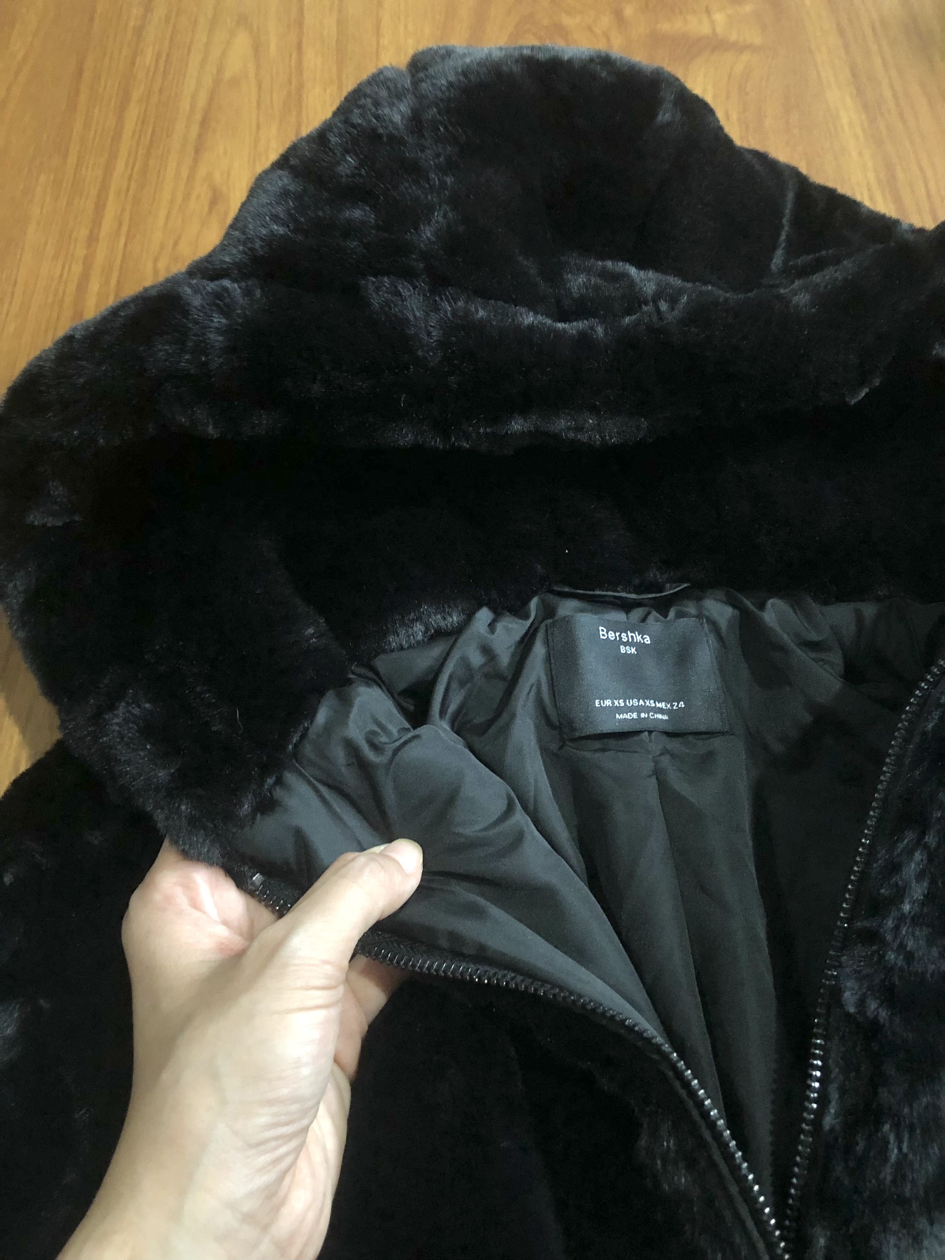 Bershka เสื้อเฟอร์กันหนาว หมวกฮู้ด เสื้อขน สีดำ แบรนด์ BERSHKA เนื้อนิ่ม นุ่มมากคะ สำเนา สำเนา สำเนา ดำ