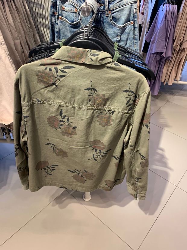 H&m เสื้อทหาร เสื้อเขียวทหาร ลายดอก เสื้อนอกแนวทหาร H&M (ตัดป้าย) แพทเทินสวย เท่ห์มาก คะ Size M สำเนา สำเนา เขียว