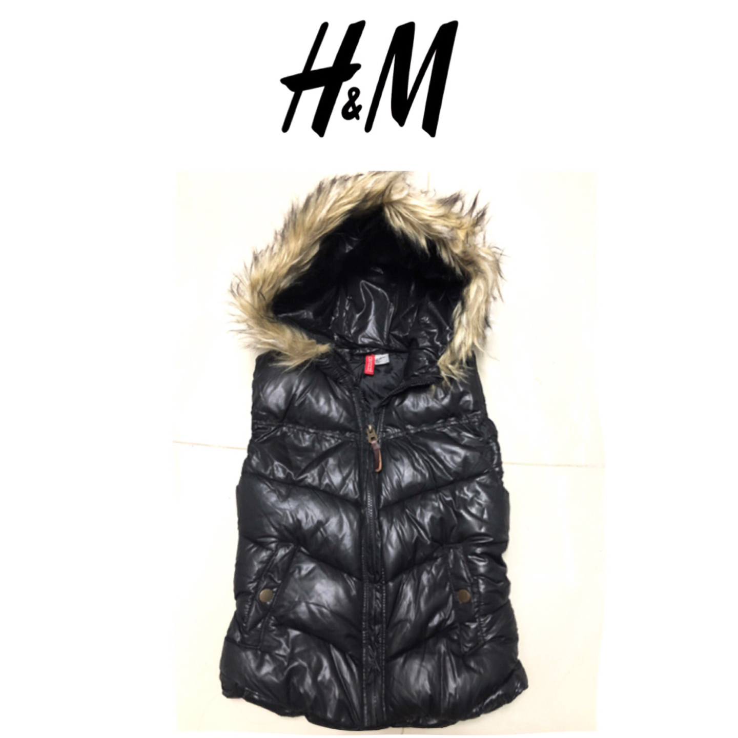 H&m เสื้อกั๊กกันหนาว กั๊กฮูทเฟอร์ สีแดง แบรนด์เนม H&M แต่งขนเฟอร์ปลายหมวกSize :XS/S/M/L/XL แดง