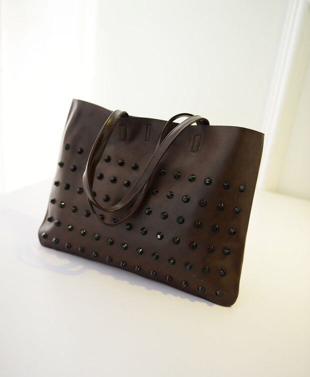กระเป๋าโทส toast bag กระเป๋าวะพายไหล่ แต่งหมุดดำ สวยเท่ใากตะ 2 สี: น้ำตาล/ บรอนส์เงิน