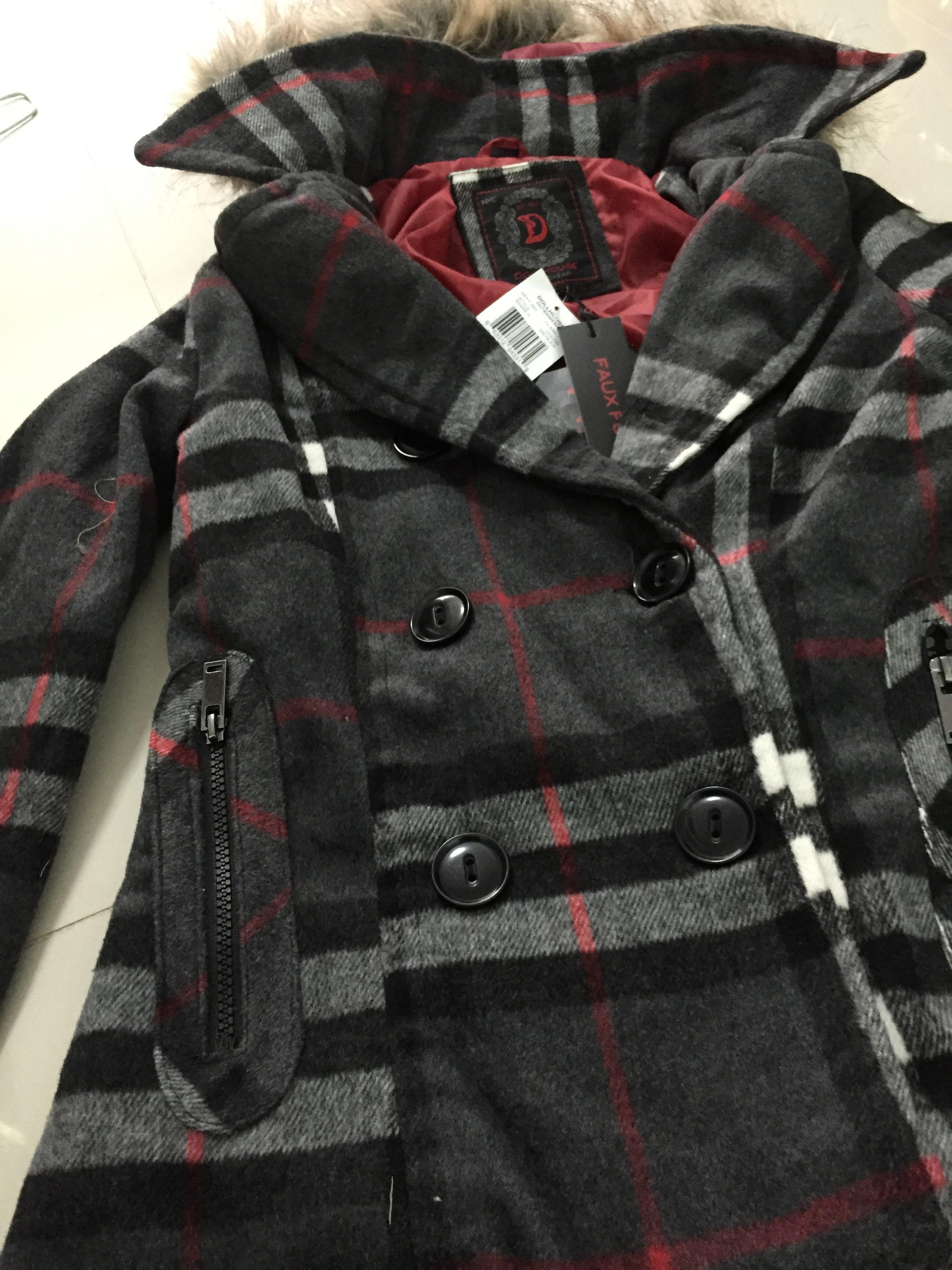 เสื้อกันหนาวสักหลาดผสมวู ลายตาราง classic burberry สีเทา brandname NYC DOLLHOUSE แต่งกระดุมสองแถบ ติดหมวกฮูท ติดเฟอร์ (หมวกมีกระดุมถอดใส่ได้คะ)สวย หรูคะ Size S