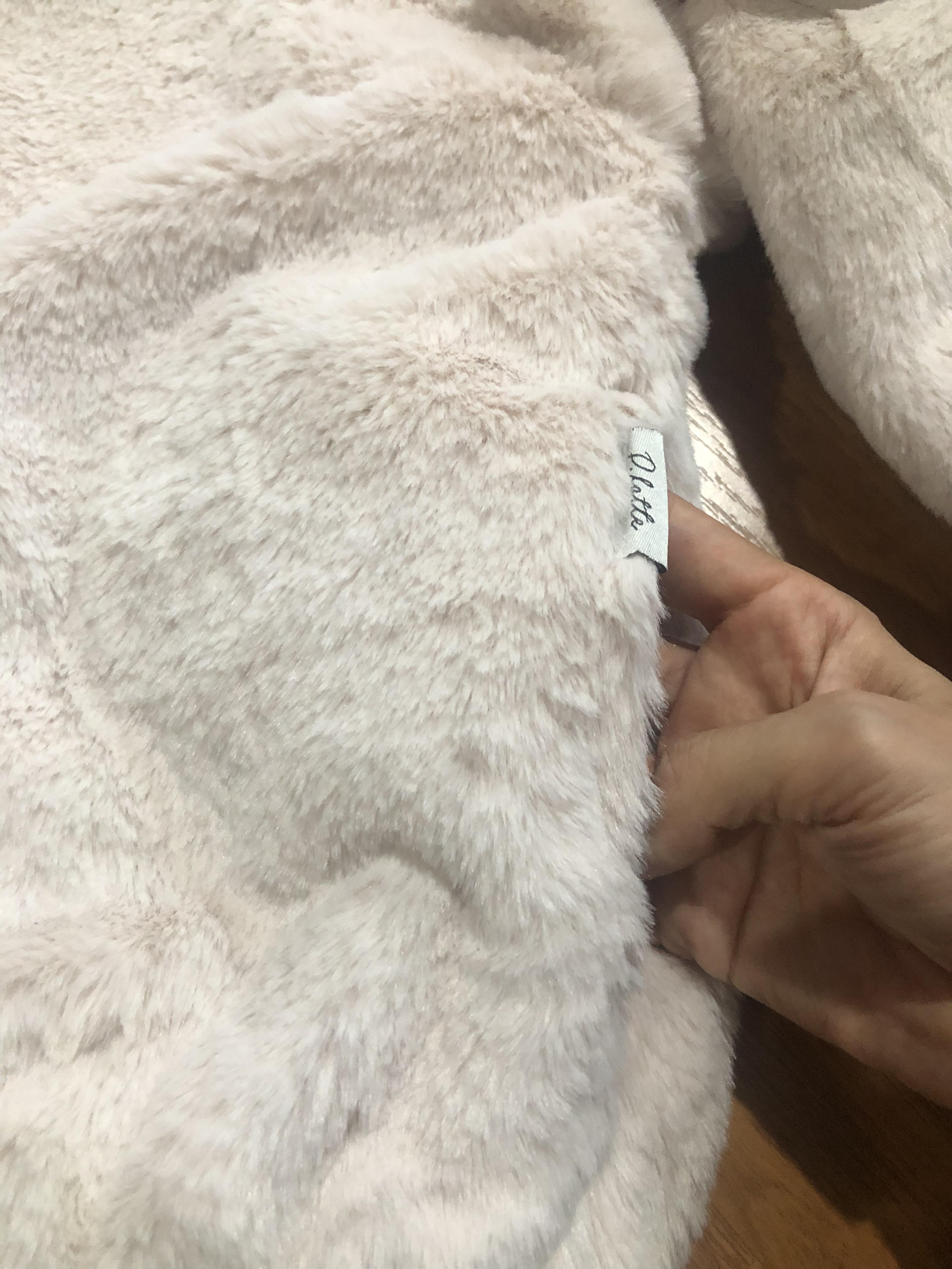 Pink latte เสื้อเฟอร์กันหนาว หมวกฮู้ด เสื้อขน (FLUFFY COAT ) แบรนด์ Pink latte
