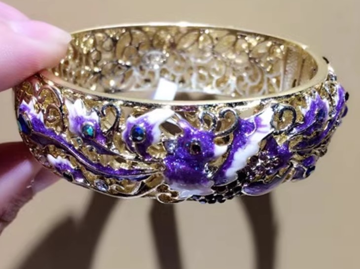 กำไลข้อมือ แฟชั่น อันใหญ่ ใส่สวย ลงยา แกะลายนก สีแดง ฟ้า ฝังเพชร CZ AAA 250171