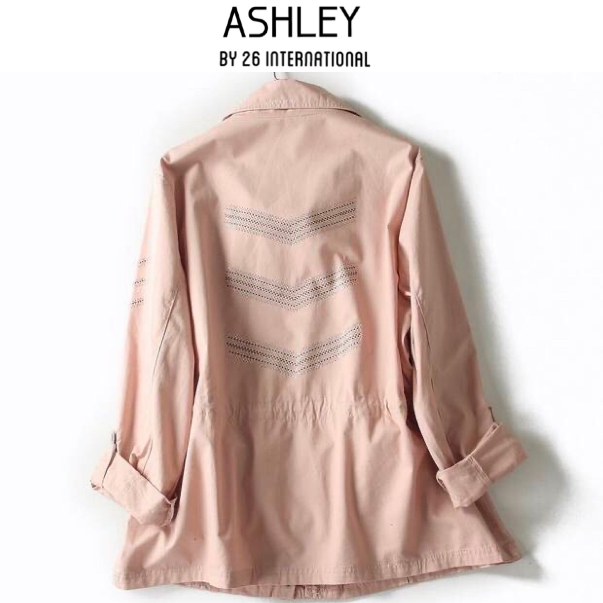 ASHLEY เสื้อแจ็คเก็ต เสื้อคลุมสีชมพู แต่งเม็ดเลื่อม ข้างแขน+ ด้านหลัง แนวๆเท่ห์ แบรนด์ASHLEY งานสวย เท่ห์มากคะ Size 2X ชมพู