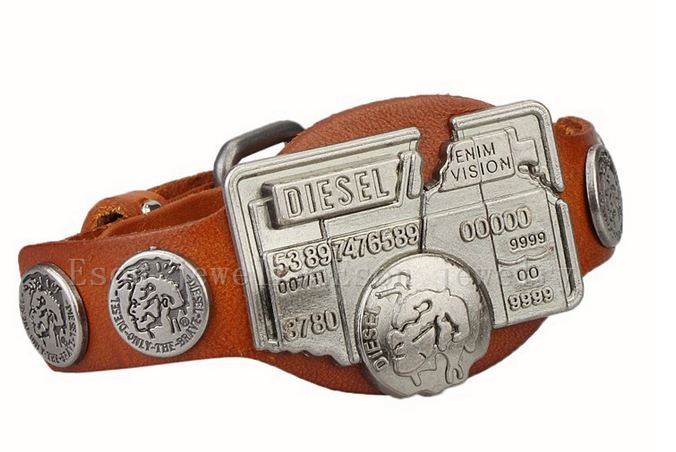 สร้อยข้อมือผู้ชาย กำไลข้อมือ ผู้ชาย แบบเท่ ๆ ดีไซน์ คลาสสิค สร้อยข้อมือ Diesel หนังแท้ แต่ง ป้ายเหล็ก แนว พั้งค์ ร็อค 11303