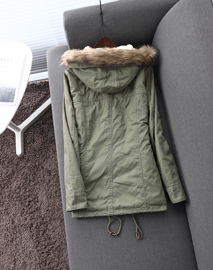 Benetton เสื้อกันหนาว parka ปาร์ก้า โค้ทกันหนาว เสื้อฮูทเฟอร์ สีเขียว แบรนด์เนม BENETTON แต่งขนเฟอร์ ซับขนอุ่นด้านใน(เฟอร์ถอดได้คะ) เขียว