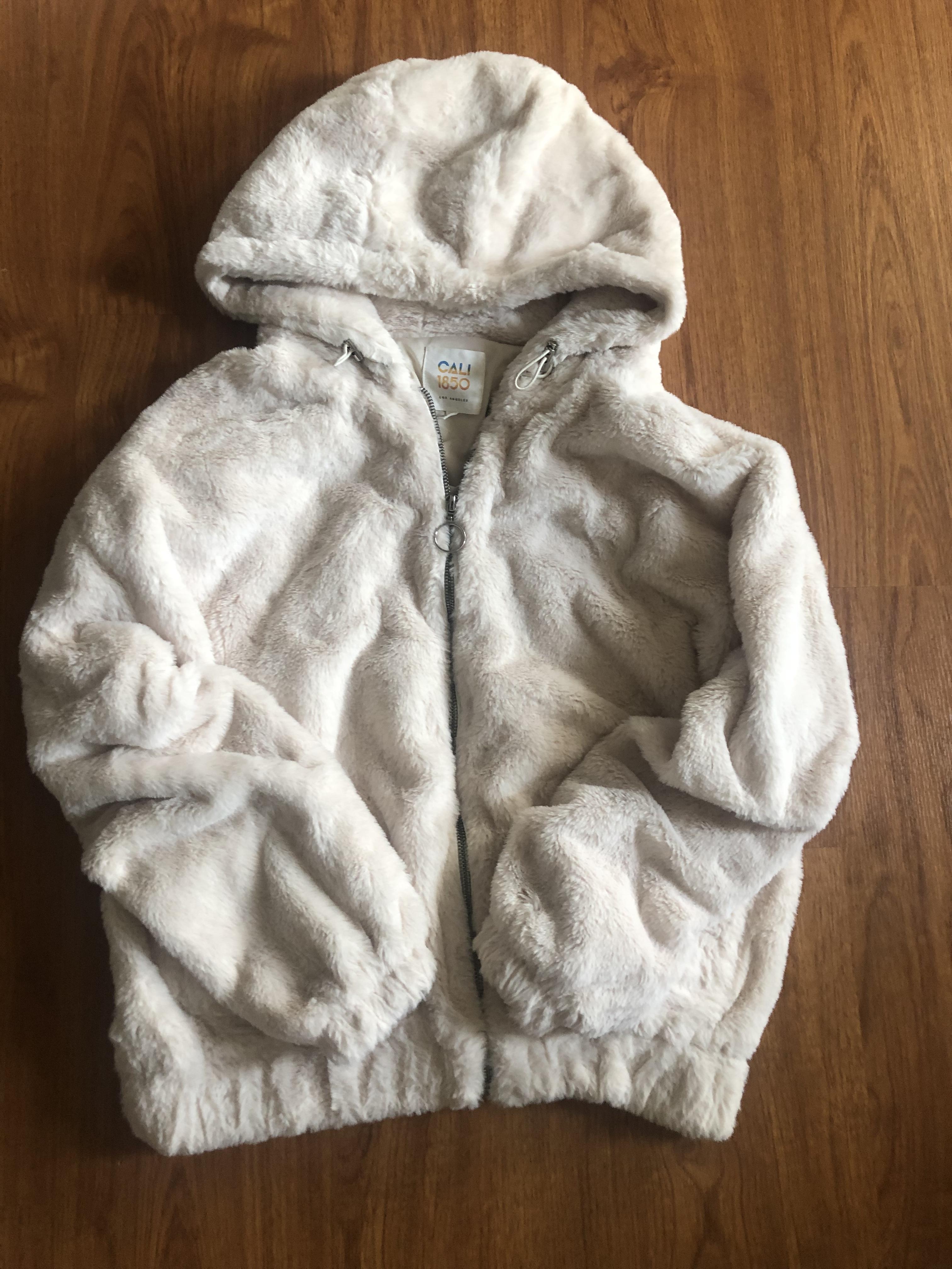 Cali 1985 เสื้อเฟอร์กันหนาว หมวกฮู้ด เสื้อขน (FLUFFY COAT) สีครีม แบรนด์ CALI 1985 Los Angeles ขาว