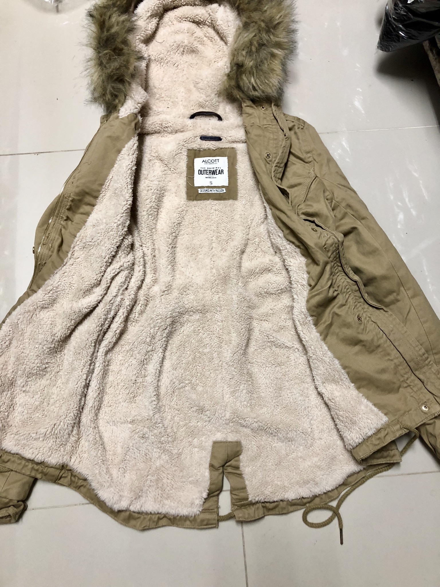 เสื้อกันหนาว เสื้อแนวPARKA กันหนาว แต่งฮูทติดเฟอร์ สีกากี แบรนด์เนม ALCOTT LOSANGELES UK แท้ ซับขนอุ่นสีขาว งานสวยเนี๊ยบมากคะ Size S/M/L /XL กากี