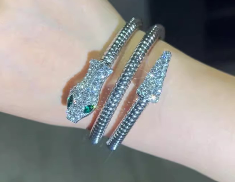 กำไลข้อมือ งู ฝังเพชร ลายกระดูกงู หัว กับ หาง ฝังเพชร ตาสีเขียวมรกต กำไลข้อมือ เงินทอง สำหรับปีงู 608560