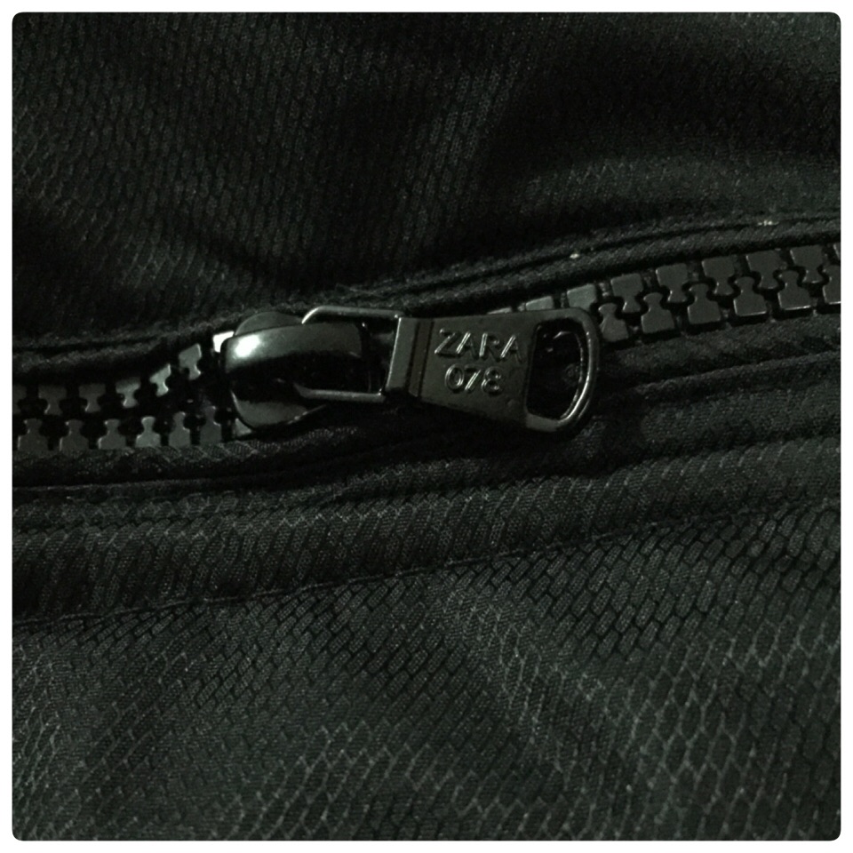 เสื้อกันหนาว เสื้อหนาวผู้ชาย แต่งหมวกฮูท แบรนด์เนม ZARA MAN แท้ แต่งบุนวมอุ่น งานหรู สวยเทพมากคะ ปั๊มกระดุมและหัวซิปทุกจุด (หมวกฮูทถอดใส่ได้คะ) size M
