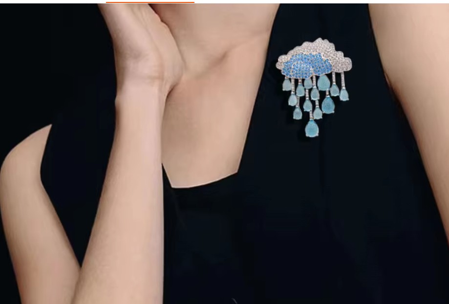 เข็มกลัดติดเสื้อ เข็มกลัด ก้อนเมฆ ฝังเพชร โทนสีฟ้า สดใส เข็มกลัดฝังเพชร งานแฟชั่น ดีไซน์ เพชรละเอียด 316082