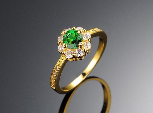 แหวนทอง ฝังเพชร พลอย มรกต สีเขียว แหวนทอง 18 K ทำลายเป็น ช่อดอกไม้ เพชร ล้อม คริสตัลแท้ ออสเตเรีย สุดหรู ใส่ออกงาน สวยหรู 688607