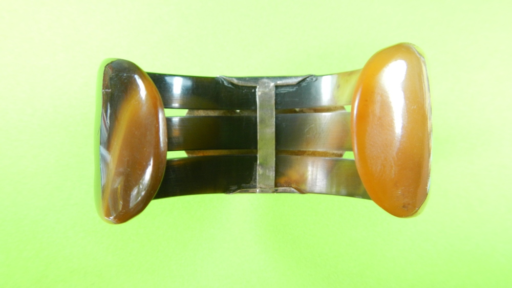 กำไลกระ จับเงินฝังพลอย(ขายแล้ว)