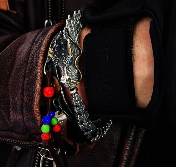 สร้อยข้อมือ มังกรทอง สีเงิน หนวดสีทอง สวยเท่ มีสไตล์ สร้อยข้อมือผู้ชาย สำหรับ ใส่ต้อนรับปีมังกร 161912