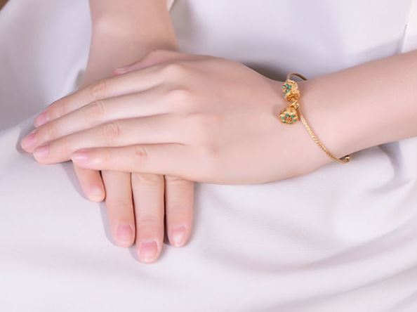 สร้อยข้อมือ กำไลข้อมือทอง ห้อย ตุ้งติ้ง ดอกบัว สไตล์ อินเดีย สร้อยข้อมือ แบบไทย ๆ ใส่สวย ดูงดงาม 232109