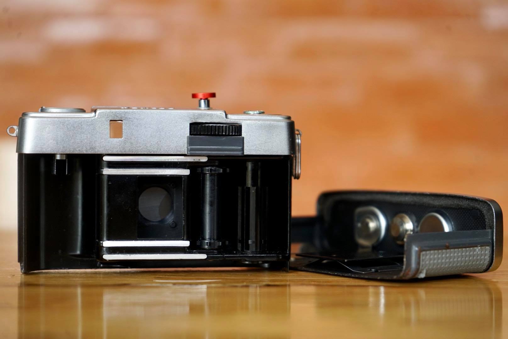 OLYMPUS PEN EE SECOND EDITION OLYMPUS D.ZUIKO 28MM. F3.5