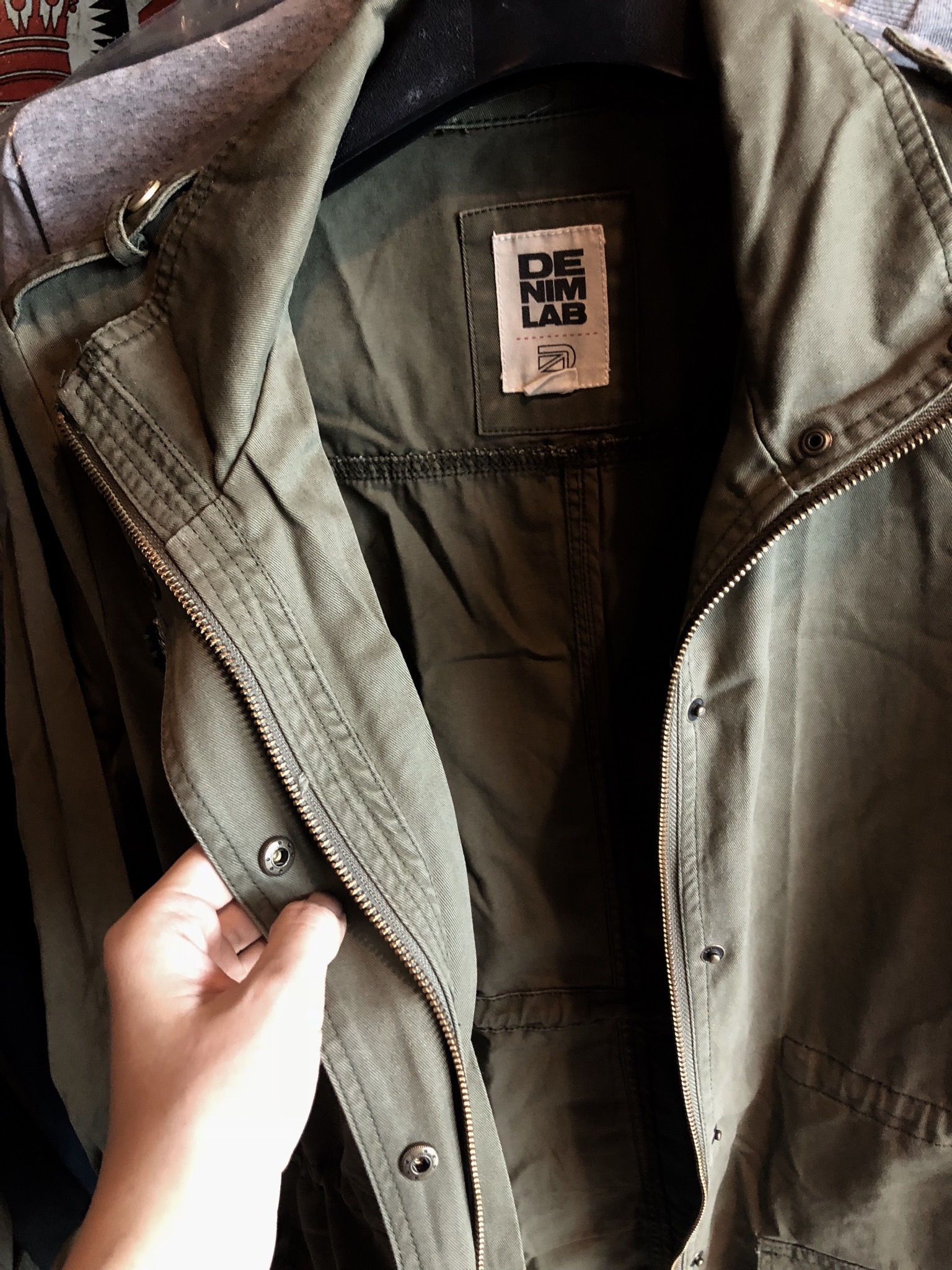 DenimLab เสื้อเขียวทหาร เสื้อนอกแนวทหาร. แต่งลายปักรูปนก เสื้อคลุมทหาร แบรนด์ DENIM LAB แพทเทินสวย เท่ห์มาก คะ Size S/M/L/XL เขียว
