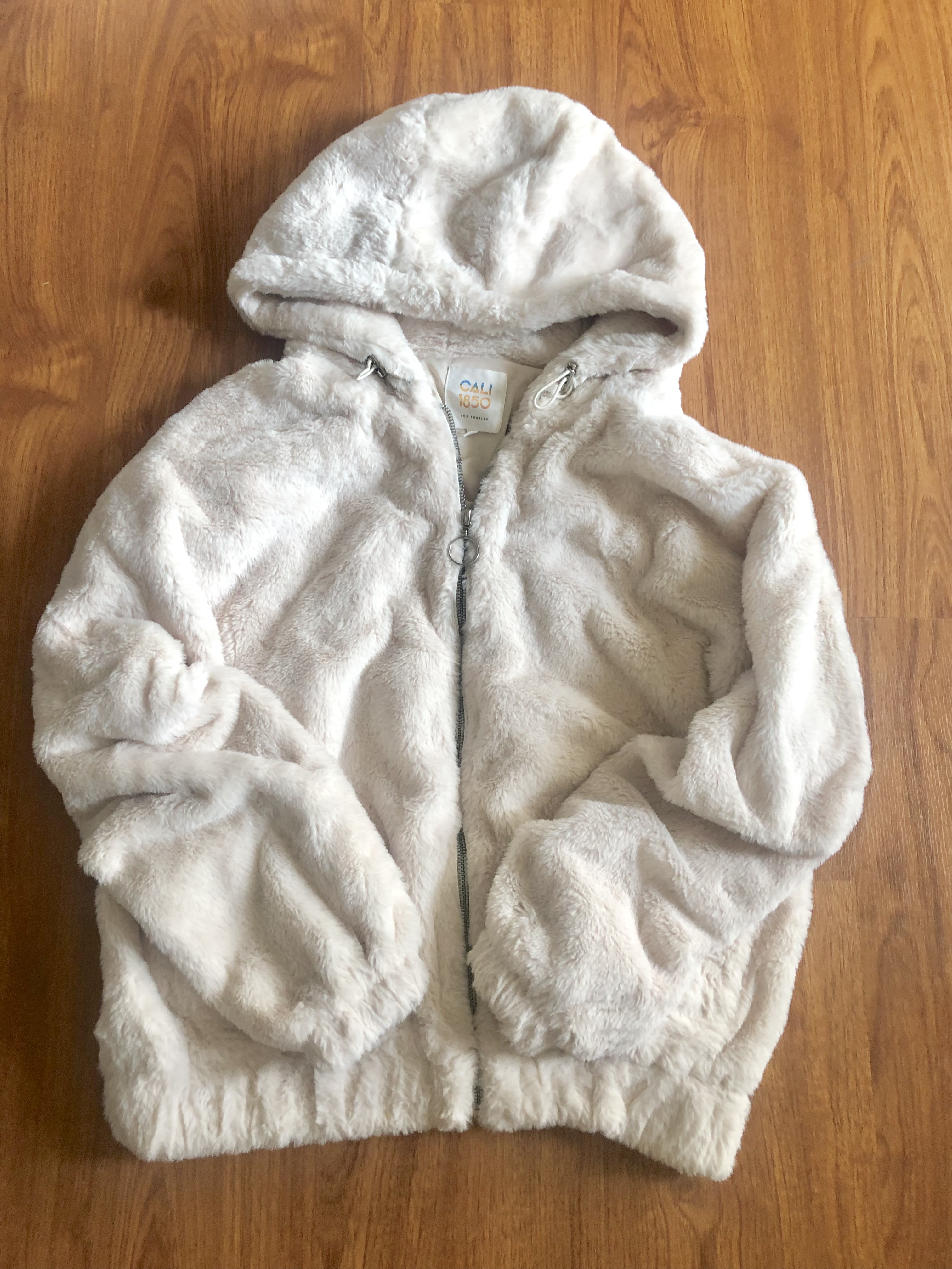 Cali 1985 เสื้อเฟอร์กันหนาว หมวกฮู้ด เสื้อขน (FLUFFY COAT) สีครีม แบรนด์ CALI 1985 Los Angeles ขาว