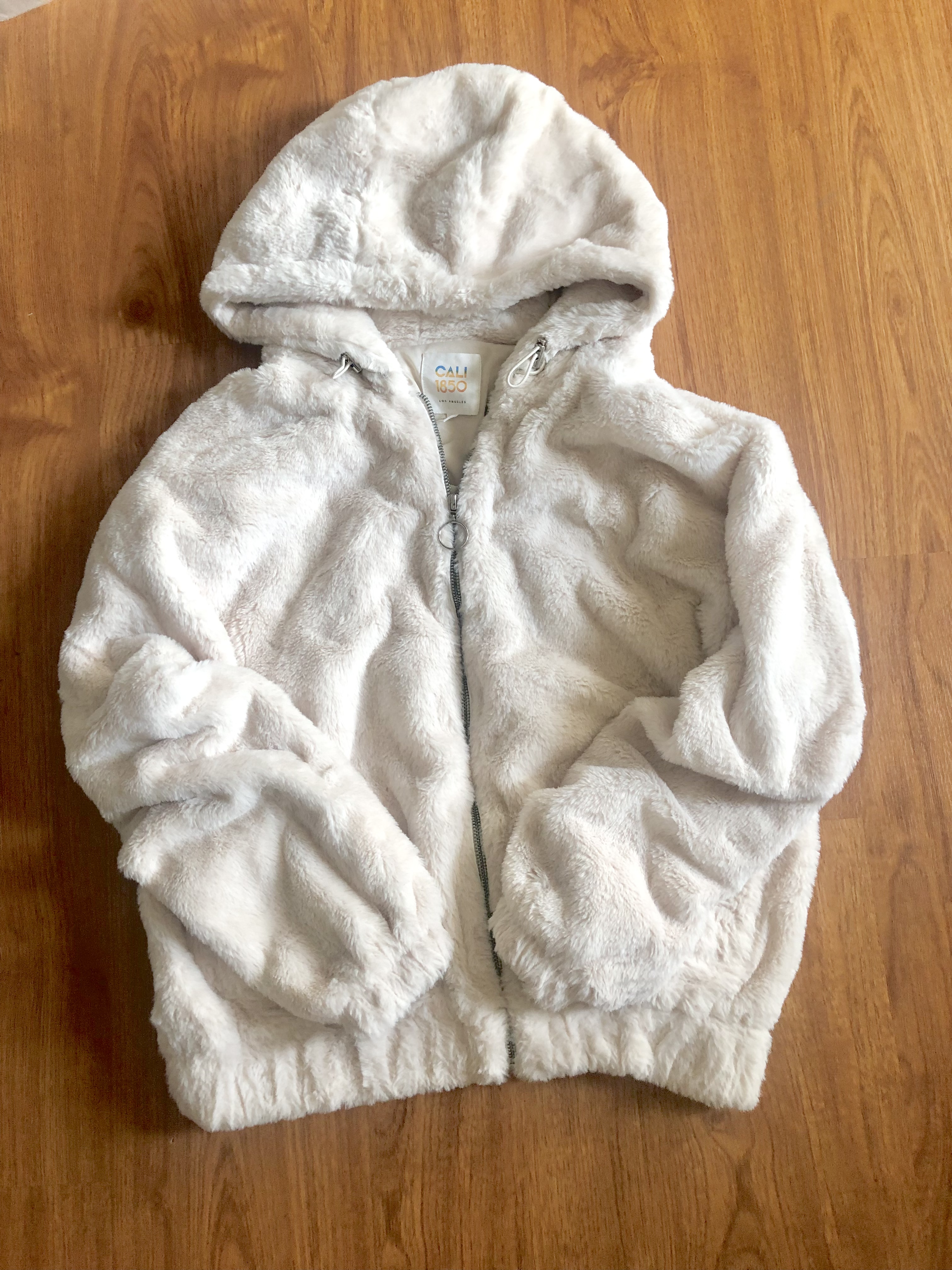 Cali 1985 เสื้อเฟอร์กันหนาว หมวกฮู้ด เสื้อขน (FLUFFY COAT) สีครีม แบรนด์ CALI 1985 Los Angeles ขาว