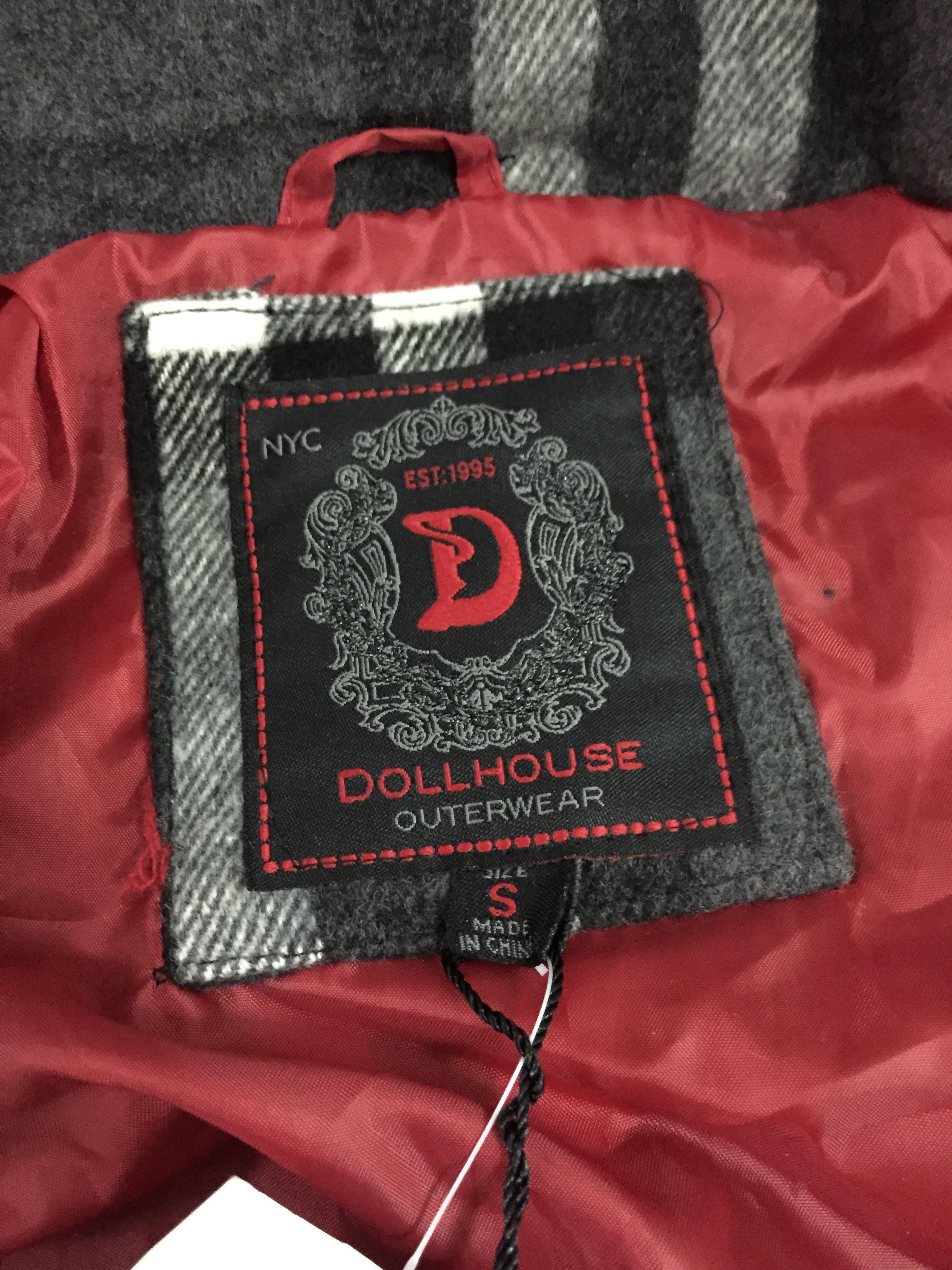 เสื้อกันหนาวสักหลาดผสมวู ลายตาราง classic burberry สีเทา brandname NYC DOLLHOUSE แต่งกระดุมสองแถบ ติดหมวกฮูท ติดเฟอร์ (หมวกมีกระดุมถอดใส่ได้คะ)สวย หรูคะ Size S