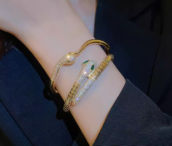 กำไลข้อมือ ทอง ลาย งูฝังเพชร ตาสีเขียวมรกต กำไลงูเพชร แบบสวย ๆ ใส่ทำงาน ออกงาน สวยหรู 970930