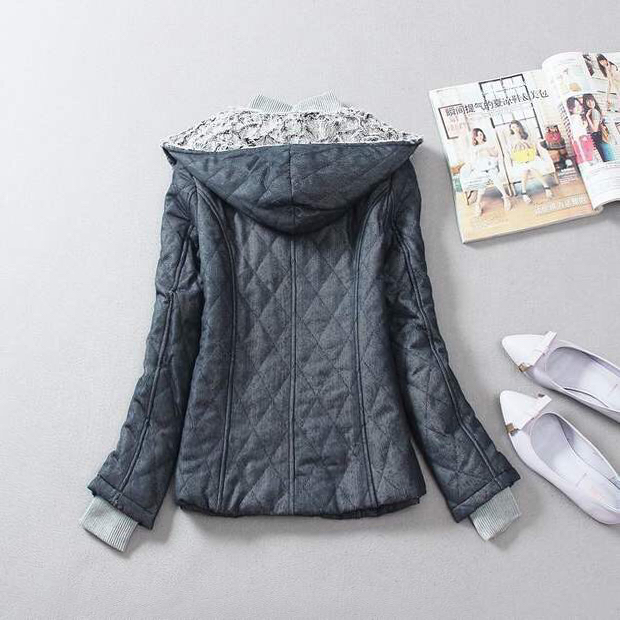 เสื้อกันหนาว ผ้ายีนส์สีเทา แต่งปกคอ ขนสีเทา ติดหมวกฮูท เนื้อผ้าหนา นุ่ม อุ่น เดินด้ายตารางทั้งตัว แต่งกระดุมแถบ แนวเกาหลีๆ Size M/L