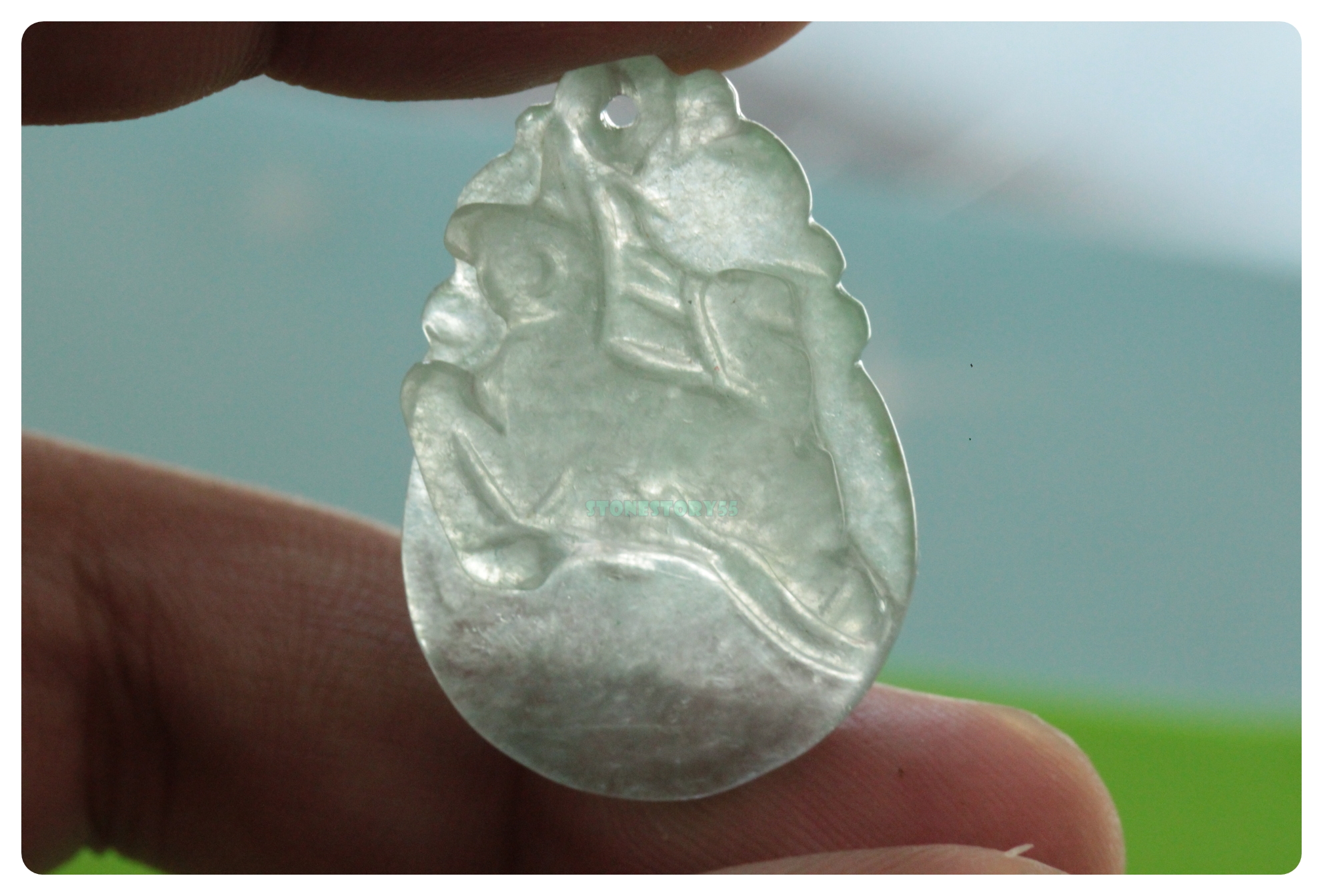 (ขายแล้ว)หยกน้ำแข็งแกะสลักรูปม้า icejade