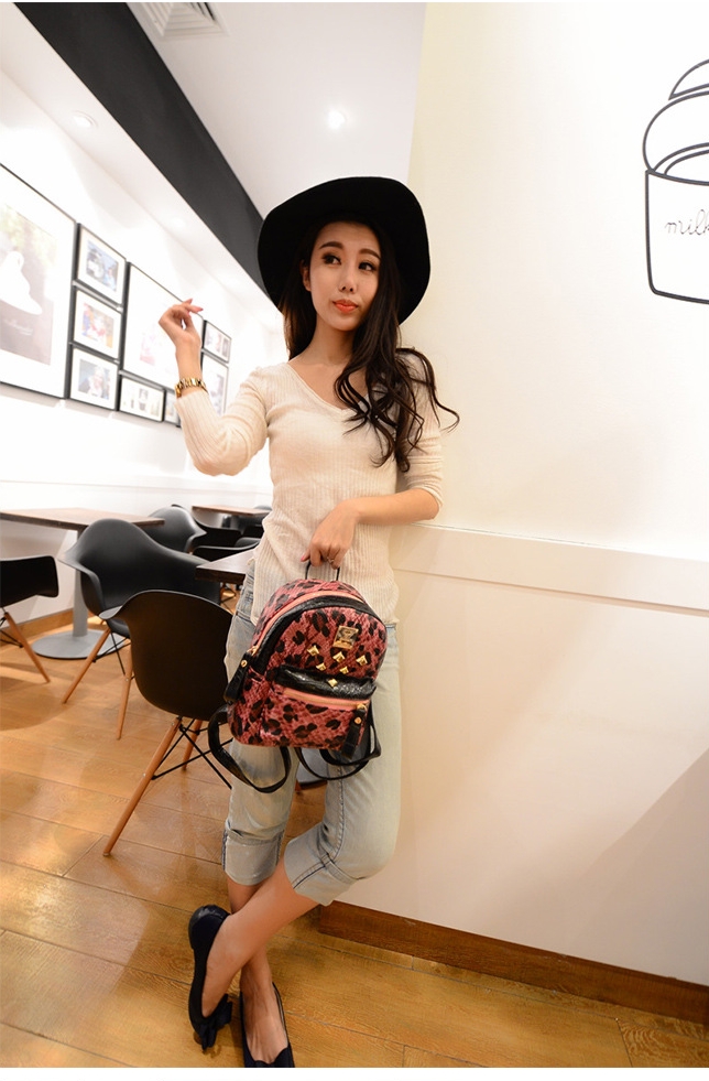 กระเป๋าเป้ ลายหนังงู แบรนด์MCM แต่งหมุดทอง เนื้อมีTexture Size: กxยxส : 22x23x12cm