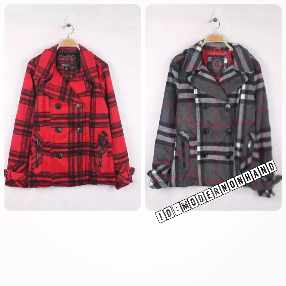 เสื้อกันหนาวสักหลาดผสมวู ลายตาราง classic burberry สีเทา brandname NYC DOLLHOUSE แต่งกระดุมสองแถบ ติดหมวกฮูท ติดเฟอร์ (หมวกมีกระดุมถอดใส่ได้คะ)สวย หรูคะ Size S