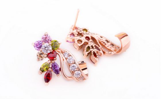 ต่างหู ตุ้มหู เพชร พลอย ตกแต่ง อัญมณี หลากสี คริสตัลแท้ ออสเตเรีย ทับทิม โกเมน มรกต ดีไซน์ รูปดอกไม้ ช่อติดเพชร CZ ของขวัญสุดหรู 894015