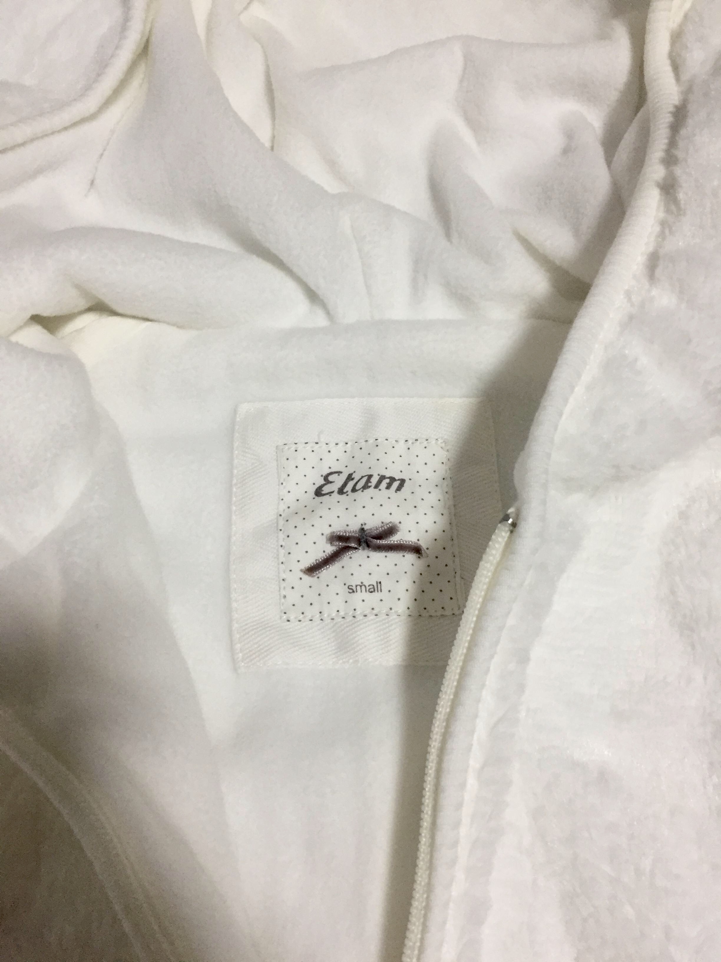 Etam เสื้อกันหนาว เสื้อคลุมกันหนาว แบรนด์เนมETAM แต่งขน สีขาว แต่งฮูท เนื้อขนนุ่ม เนียนมากๆคะ ขาว