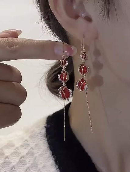 ต่างหู ตุ้มหูระย้า ฝังเพชร ดีไซน์ เป็น ดอกทิวลิป ฝังเพชร สีแดง สดใส ต่างหูเพชร ใส่ออกงาน สวย ๆ 390909