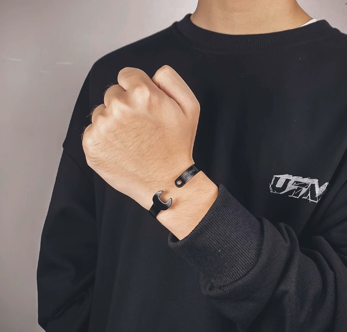 กำไลข้อมือ ผู้ชาย สแตนเลสแท้ ดีไซน์ เป็น รูป ประแจ แบบเท่ ๆ กำไลข้อมือ วิศวะ ช่าง แบบเท่ ของขวัญให้แฟน 825956