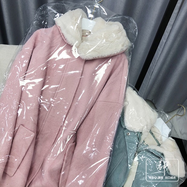 La babite โค้ท เสื้อกันหนาว คอปกแต่งขนเฟอร์ สีชมพูพาสเทล แบรนด์ LA BABITE ขนเนียนนุ่ม งานพรีเมี่ยมเกรดคะ•ขนเฟอร์ ถอดใส่ได้คะ•ขนเฟอร์ถอดใส่ได้คะ สำเนา ชมพูอ่อน