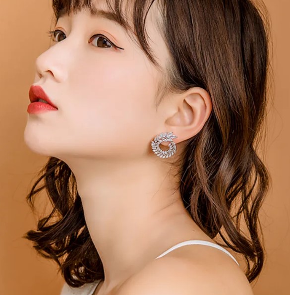 ต่างหูเพชร อันใหญ่ ใส่สวย ต่างหูเพชร ดีไซน์ โค้ง เป็นห่วงโซ่ สีเงิน สีทอง สีน้ำเงิน ใส่ตามสีถูกโฉลก 628684
