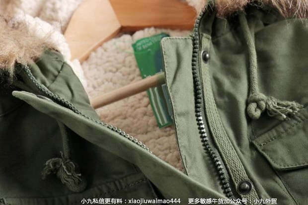 Benetton เสื้อกันหนาว parka ปาร์ก้า โค้ทกันหนาว เสื้อฮูทเฟอร์ สีเขียว แบรนด์เนม BENETTON แต่งขนเฟอร์ ซับขนอุ่นด้านใน(เฟอร์ถอดได้คะ) เขียว