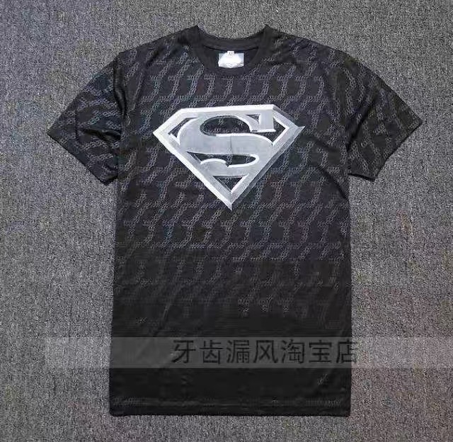 DC เสื้อยืดสีเทาดำ เนื้อนุ่ม เนื้อผ้าสวย super man แบรนด์ Dc สำเนา สำเนา เทาดำ