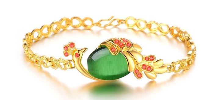 สร้อยข้อมือ ผู้หญิง สร้อยข้อมือทอง 18 K แกะลาย เป็น นกยูง ล้อมไข่ หยก สีเขียว คริสตัล ออสเตเรีย สีสวย แบบสวย ของขวัญให้แฟนสุดหรู 914075