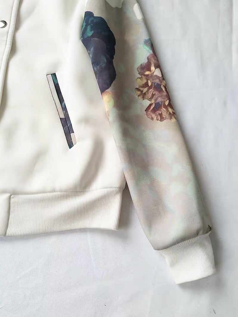 เสื้อคลุม เสื้อแจ็คเก็ต ผ้าวอร์ม สีขาว แต่งแขน ลายดอก เนื้อผ้าวอร์ม ใส่สบายคะ