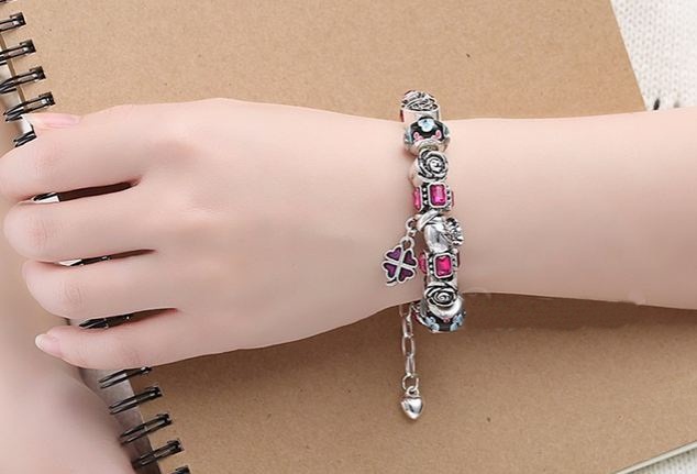 สร้อยข้อมือ Diy สร้อยข้อมือ Charm สไตล์ Pandora ร้อย Glass Beads สีดำ สลับ บีด รูป ถุงเงิน ดอกกุหลาบ ห้อยจี้ ดอกโคลเว่อร์ ของขวัญให้แฟน 87428