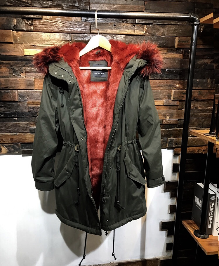 BERSHKA เสื้อโค้ท โค้ทฮูท กันหนาว เสื้อparka ฮูท กันหนาวสีเขียว แบรนด์เนมBERSHKA แต่งเฟอร์ สีแดง ซับขนอุ่นสีแดง งานสวย มากคะ Size XS/S/M/L/2L/3L เขียว เฟอร์แดง