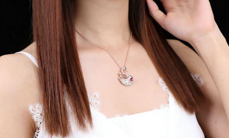 สร้อยคอ ผู้หญิง สร้อยทอง พร้อมจี้หงส์ ฝังคริสตรัลแท้ สีชมพู ทับทิม สร้อยคอพร้อม จี้เพชร CZ สุดหรู 326279