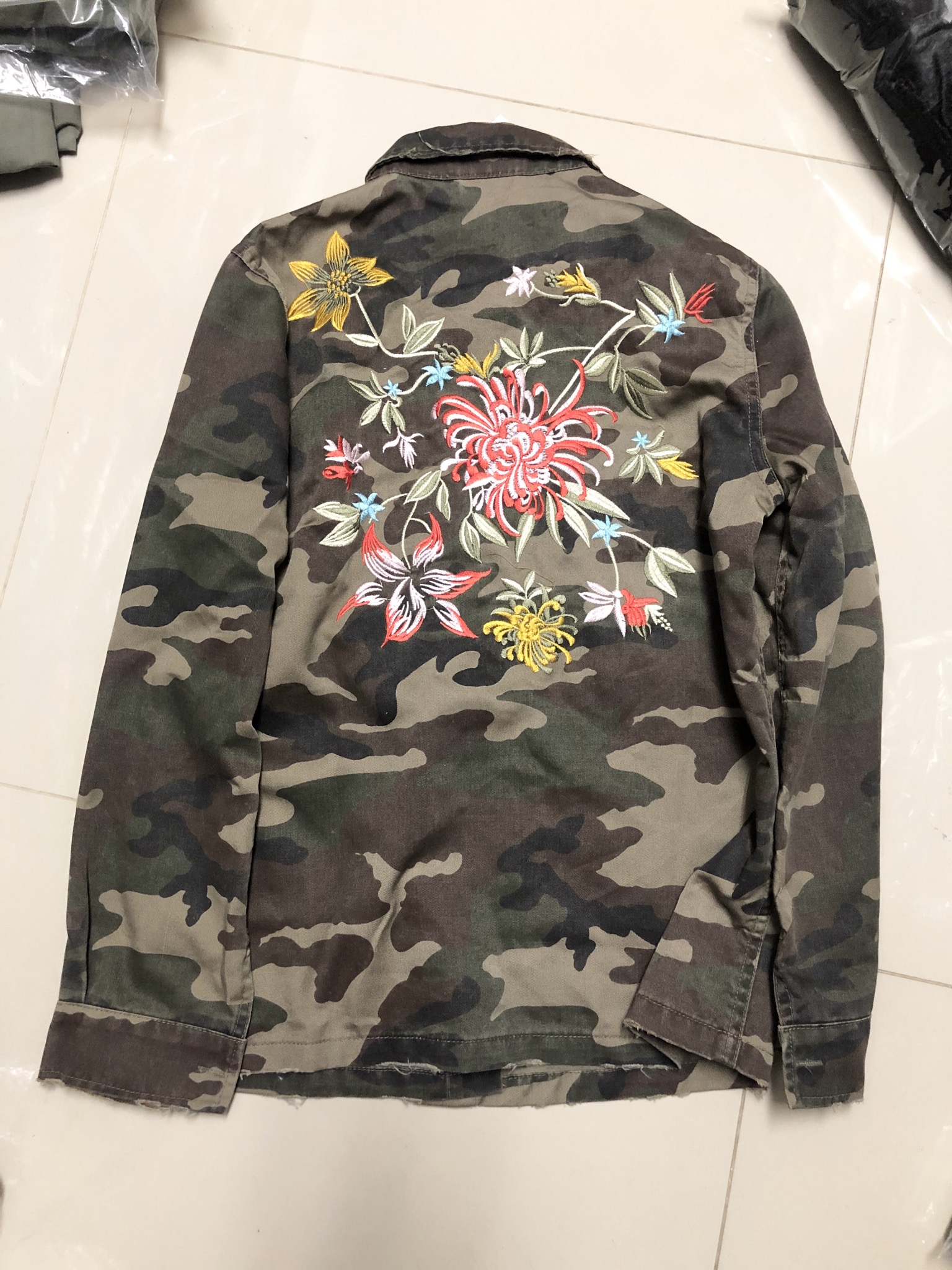 เสื้อนอกทหาร เสื้อแจ็คเก็ต ลายพราง แนวทหาร แต่งลายปัก แพทเทินสวย เท่ห์ มาก แบรนด์ Signature เขียว