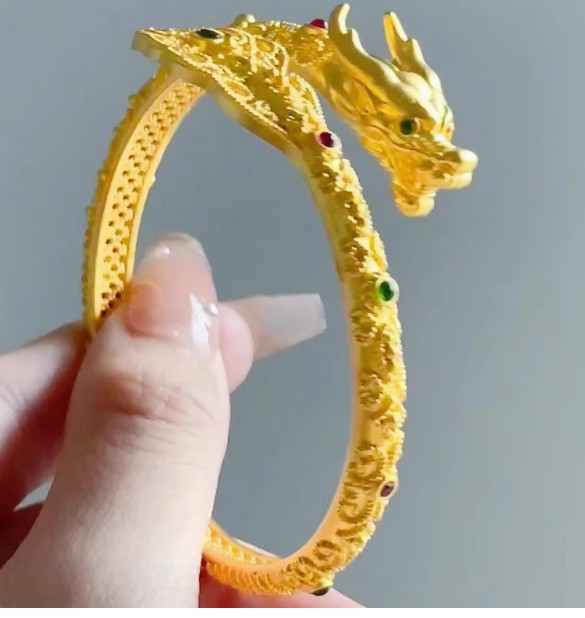 กำไลข้อมือทอง กำไลข้อมือ แกะลายมังกรทอง สวยหรู ใส่ออกงาน กำไลมังกร เสริมบารมี สวย ๆ 958246