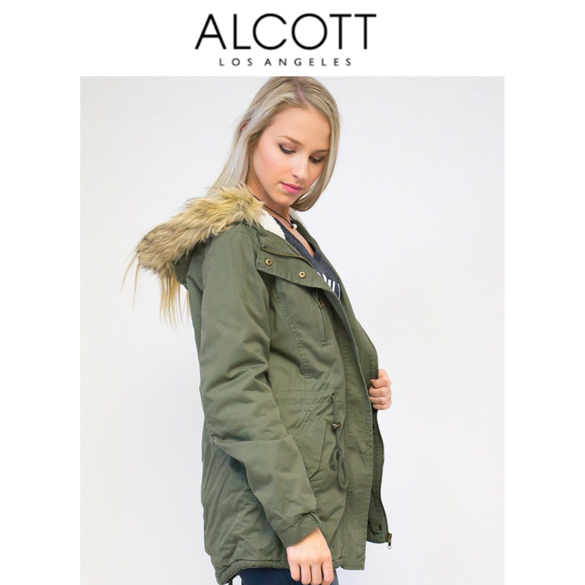 เสื้อกันหนาว เสื้อแนวPARKA กันหนาว แต่งฮูทติดเฟอร์ สีกากี แบรนด์เนม ALCOTT LOSANGELES UK แท้ ซับขนอุ่นสีขาว งานสวยเนี๊ยบมากคะ Size S/M/L /XL กากี