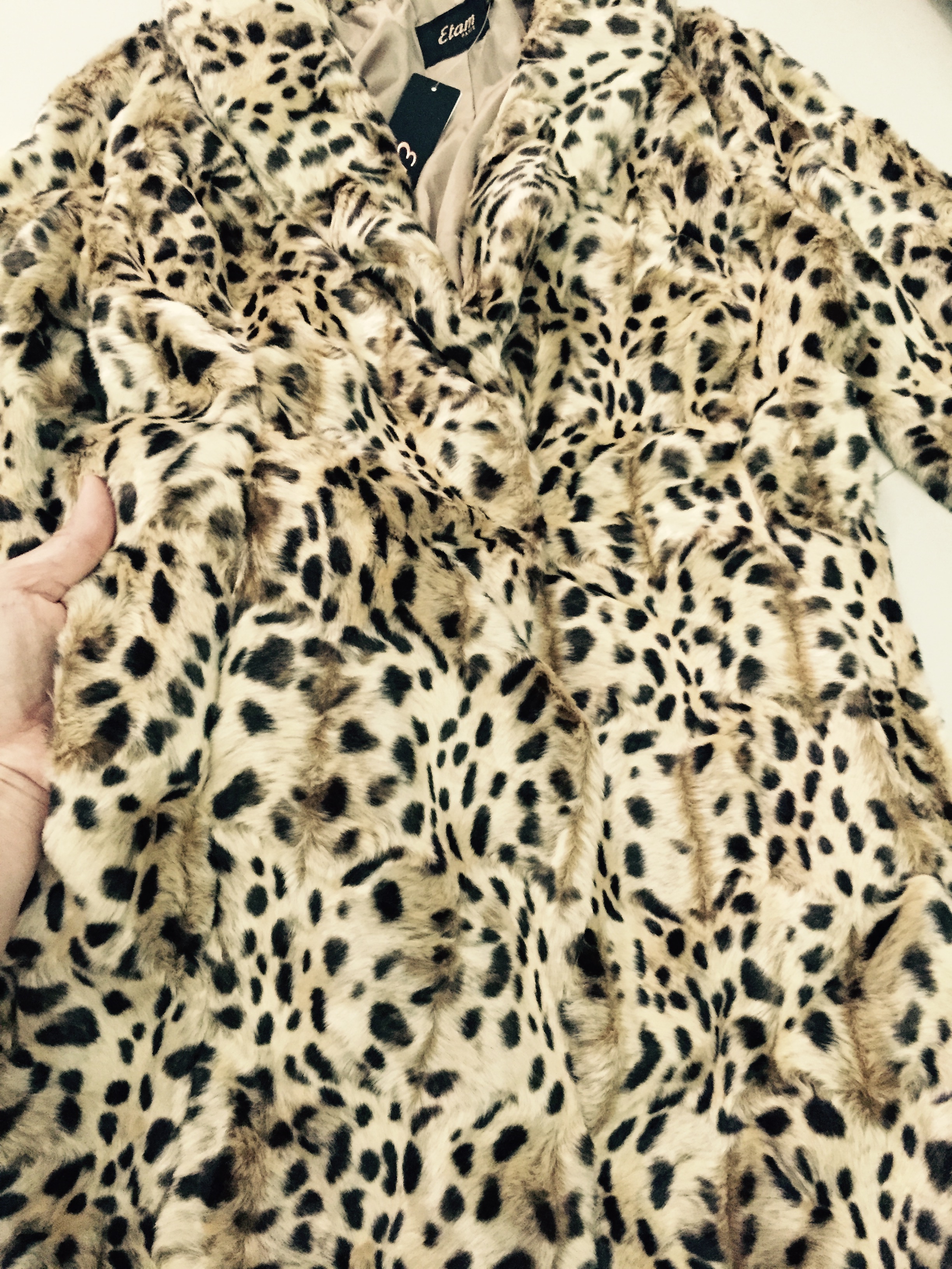 Etam เสื้อโค้ท แต่งขน ลายเสือดาว สีเหลืองนูททอง โค้ทยาว แต่ชงขนหนานุ่ม เนื้อละเอียด ลายเสือดาว สวย หรู งานแบรนด์เนมหรู ETAM จากฝรั่งเศส แท้100% คะ Size S ลายเสือ
